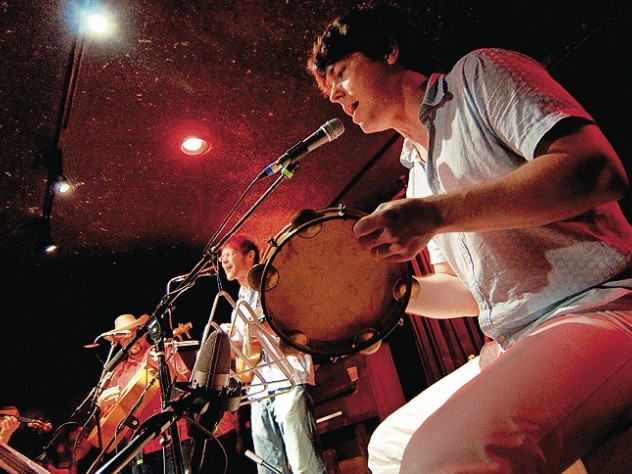 La Tuza in concert, with David Wax in the middle