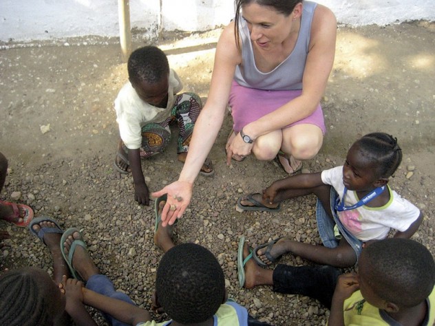Photograph courtesy of Teresa Betancourt Betancourt engages Sierra Leonean children in a counting game.