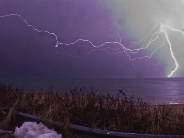 Late-winter thunderstorm atop snow in New England, February 2014