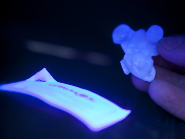 Justin Ide/Harvard News Office Katherine Caputo ’12 displays the glow-in-the-dark gummy bears she created for her final project in Science of the Physical Universe 27: "Science and Cooking: From Haute Cuisine to Soft Matter Science”