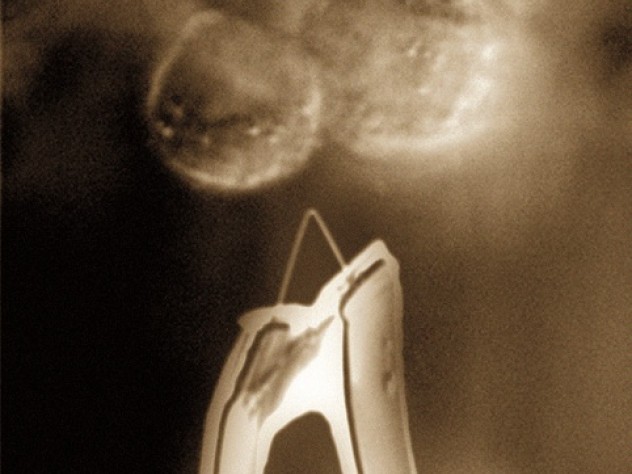 A V-shaped silicon nanowire is attached to bimetal connectors that lift the entire structure up out of the horizontal plane on which it is made.