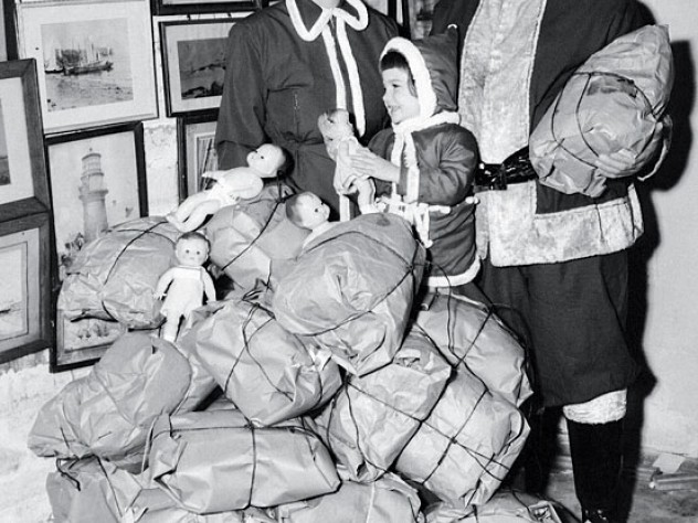 The entire family makes ready (1954).