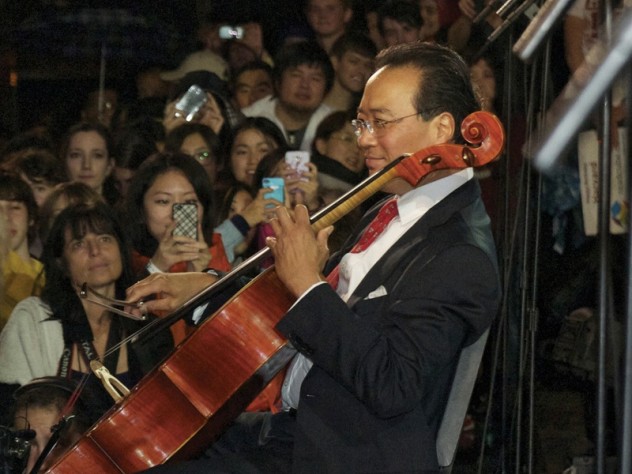 Photograph by Jim Harrison Yo-Yo Ma performed the Prelude from Bach’s Cello Suite No. 1 before joining President Faust in leading a rendition of “Happy Birthday.”