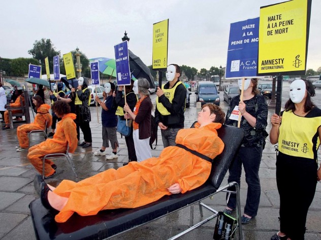 Photo of Paris protestors at a demonstration against the death penalty in the United States