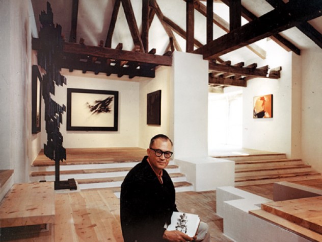 Courtesy of the Ayala Museum, Manila In a 1966 image taken in the Museum of Abstract Spanish Art in Cuenca, Zóbel holds one of his sketches; his painting <em>Ornitóptero</em> hangs behind him. At left is <em>Homenaje a Vasarely II,</em> a sculpture by Amadeo Gabino; the painting at far right is <em>Barrera con rojo y ocre,</em> by José Guerrero.