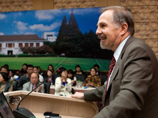 Courtesy of Pan Tianshu Arthur Kleinman, Rabb professor of anthropology and professor of medical anthropology, lectured at Fudan University’s Contemporary Anthropology Forum.