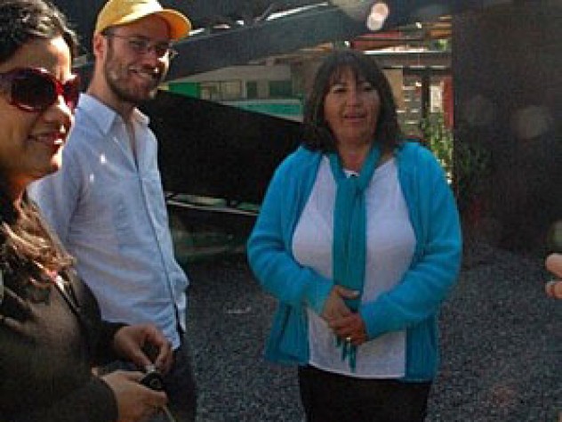 Cecilia Castro (right) talks with Gonzalo Arteaga and another resident of the Renca project.
