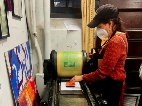 Photograph of Sarah Kariko ’90 operating a letterpress at the Bow & Arrow Press in Cambridge, Massachusetts