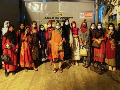 Rohingya students arriving at the AUW campus entrance 