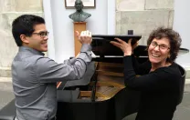 Clinical instructor in medicine Martha Ellen Katz with pianist Alvin Chen, HMS ’15, who also performed “<i>Widmung,</i>” as well as Chopin’s Andante Spianato and Grande Polonaise, op. 22.