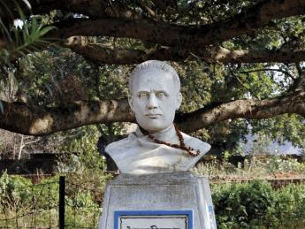 The inscription below this bust of Vidyasagar quotes Rabindranath Tagore: &ldquo;The chief glories of [his] character were neither his compassion nor his learning, but his invincible manliness and imperishable humanity.&rdquo; The presence of a garland speaks to the reverence many still feel for the man.