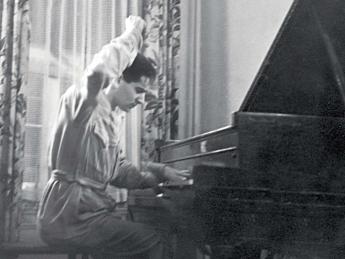 Dramatic even in his student days: Leonard Bernstein at the piano in 1936 