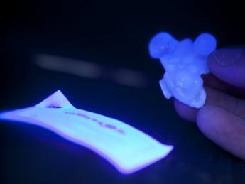 Katherine Caputo ’12 displays the glow-in-the-dark gummy bears she created for her final project in Science of the Physical Universe 27: "Science and Cooking: From Haute Cuisine to Soft Matter Science”