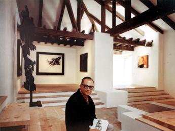 In a 1966 image taken in the Museum of Abstract Spanish Art in Cuenca, Zóbel holds one of his sketches; his painting <em>Ornitóptero</em> hangs behind him. At left is <em>Homenaje a Vasarely II,</em> a sculpture by Amadeo Gabino; the painting at far right is <em>Barrera con rojo y ocre,</em> by José Guerrero.