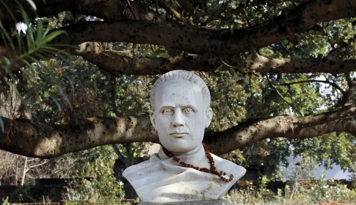 The inscription below this bust of Vidyasagar quotes Rabindranath Tagore: &ldquo;The chief glories of [his] character were neither his compassion nor his learning, but his invincible manliness and imperishable humanity.&rdquo; The presence of a garland speaks to the reverence many still feel for the man.