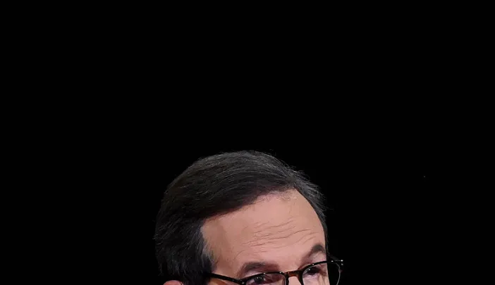 Photograph of Chris Wallace moderating 2020 presidential debate
