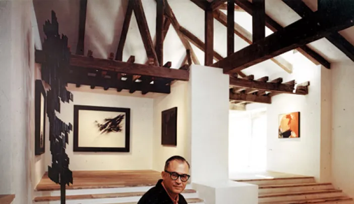 In a 1966 image taken in the Museum of Abstract Spanish Art in Cuenca, Zóbel holds one of his sketches; his painting <em>Ornitóptero</em> hangs behind him. At left is <em>Homenaje a Vasarely II,</em> a sculpture by Amadeo Gabino; the painting at far right is <em>Barrera con rojo y ocre,</em> by José Guerrero.