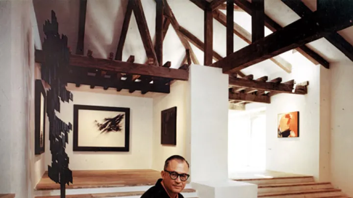 In a 1966 image taken in the Museum of Abstract Spanish Art in Cuenca, Zóbel holds one of his sketches; his painting <em>Ornitóptero</em> hangs behind him. At left is <em>Homenaje a Vasarely II,</em> a sculpture by Amadeo Gabino; the painting at far right is <em>Barrera con rojo y ocre,</em> by José Guerrero.