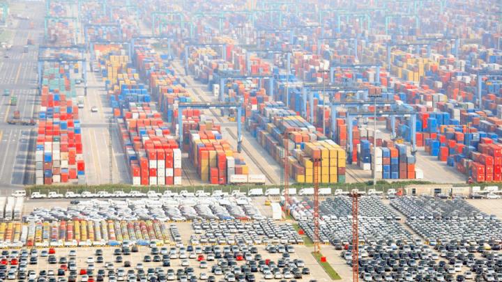 Shanghai: the Pudong International Container Terminals, a tangible sign of China’s export prowess