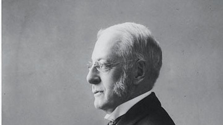 A formal portrait of Eliot taken around 1910