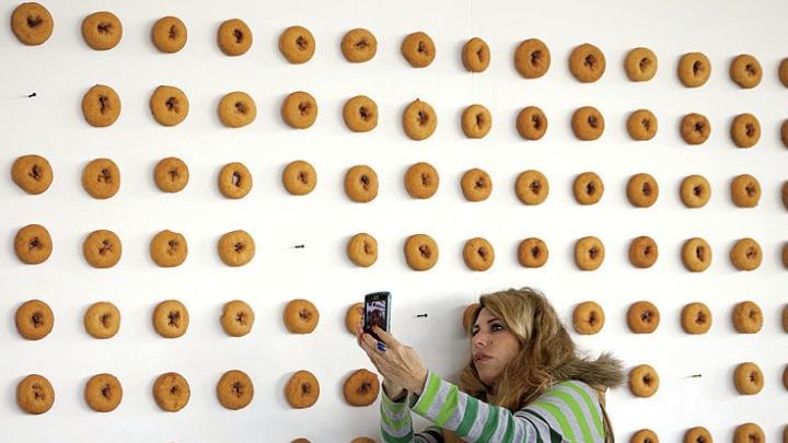 A spectator in front of the <i>Old-Fashioned</i> doughnut wall