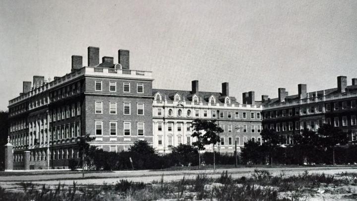 Gore Hall, 1913. The façade recalls Hampton Court.