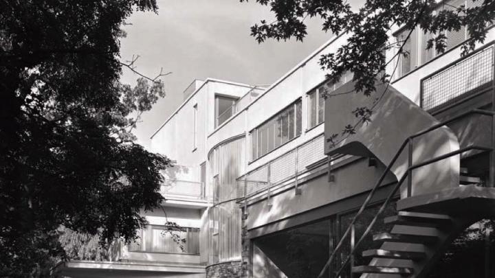 Exterior of the Frank House, showing its Bauhaus features