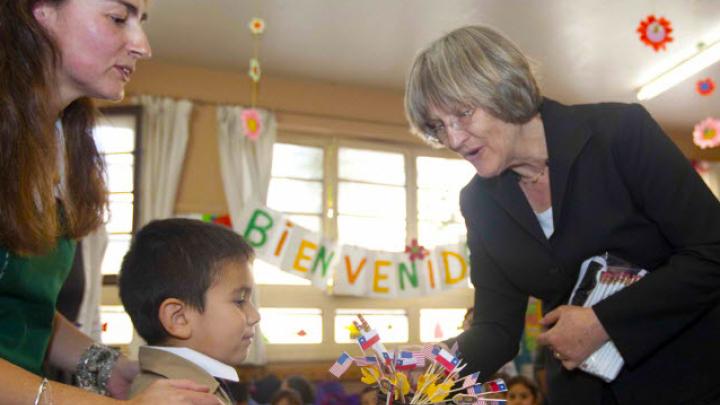 President Faust visits the classroom of Maria Cristina Valenzuela, in a Chilean school participating in the <i>Un Buen Comienzo</i> program.