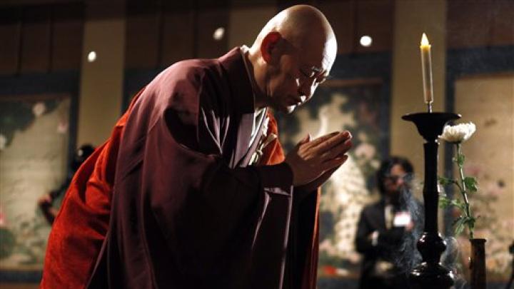 Reverend Raitei Arima, chief priest of Shokokuji Monastery in Kyoto, performs a blessing ceremony over a 30-scroll set of paintings from the 1700s, considered a cultural treasure of Japan, on March 26 at the National Gallery of Art in Washington, D.C. The museum is displaying the paintings, by Ito Jakuchu, to mark the centennial of Japan's gift of 3,000 cherry trees to the nation's capital.