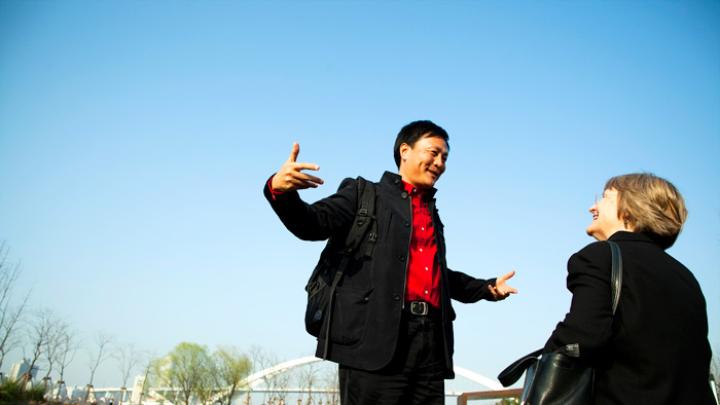 At the site, designer Yu Kongjian explains his vision to President Faust.
