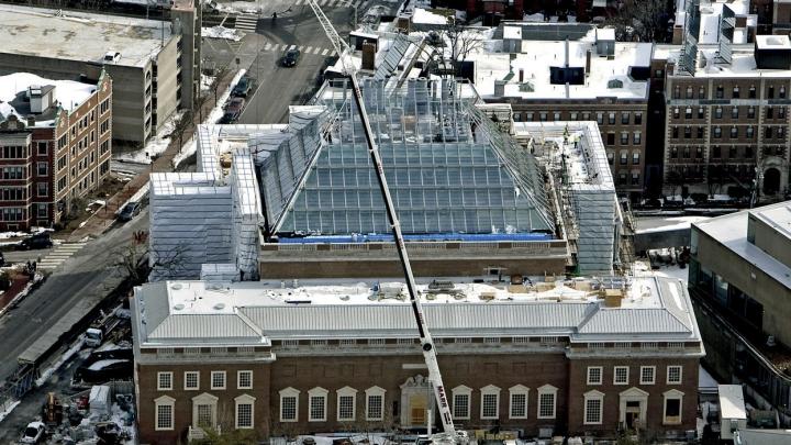 Winter aerial views of the Harvard Art Museums project; the glass crown joins old and new sections. 