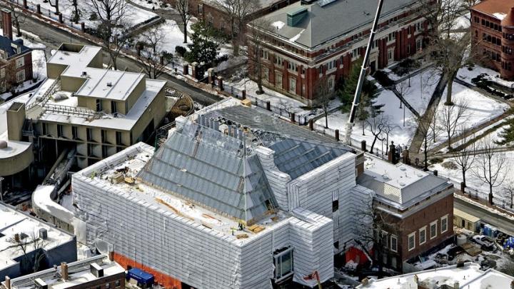 Winter aerial views of the Harvard Art Museums project; the glass crown joins old and new sections. 