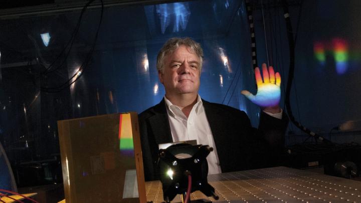 Instrument designer Andrew Szentgyorgyi illustrates the prism technology for the GMT’s high-resolution spectrograph.