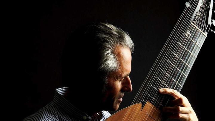 Hopkinson Smith playing the German theorbo built for him by Joel van Lennep 