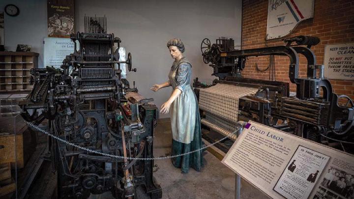Statue of a woman working in a textile mill  