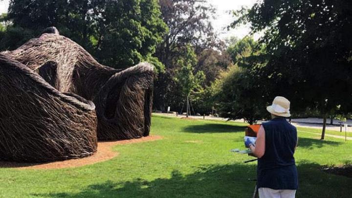 Art classes outside on the lawn draws visitors 