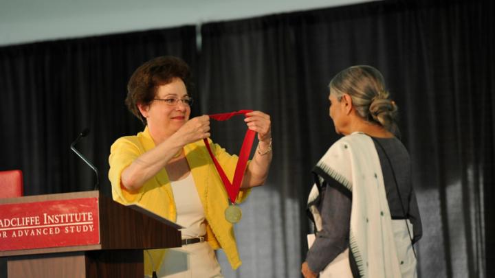 Ela Bhatt receives the Radcliffe Medal from Dean Barbara Grosz.