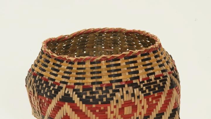 A basket, signed “Scarlett Darden 2002,” by one of Clara Darden’s descendants, displays an X with bull's-eye design pattern: "Waxtik Kani."