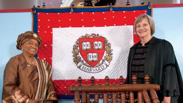 Presidents Ellen Johnson Sirleaf and Drew Faust with a gift from Liberia
