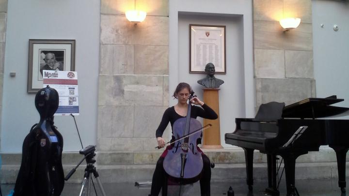 Mckenna Longacre, HMS ’17, performed selections from Bach’s First Cello Suite in G Major.