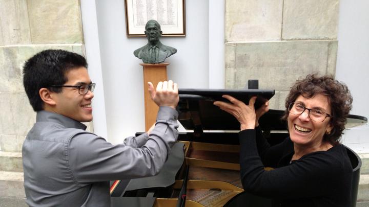 Clinical instructor in medicine Martha Ellen Katz with pianist Alvin Chen, HMS ’15, who also performed “<i>Widmung,</i>” as well as Chopin’s Andante Spianato and Grande Polonaise, op. 22.