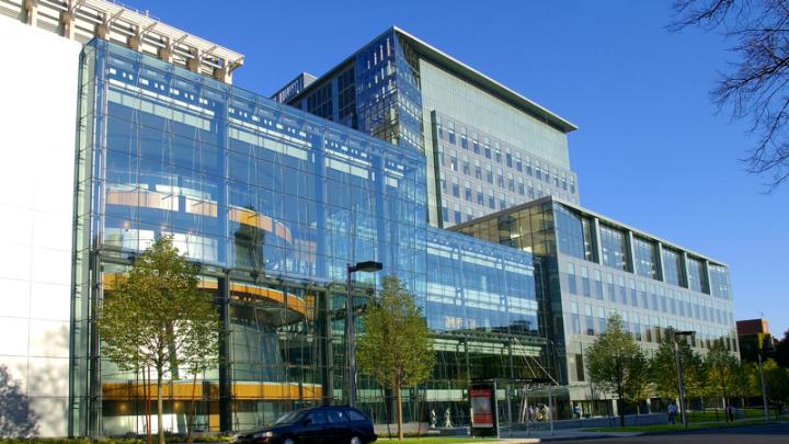 Photograph by Stu Rosner New Research Building, Longwood Medical Area, 2005 (<a href="http://harvardmagazine.com/2003/11/a-scientific-instrument.html">Read more about the 525,000 square foot glass-walled structure</a>)