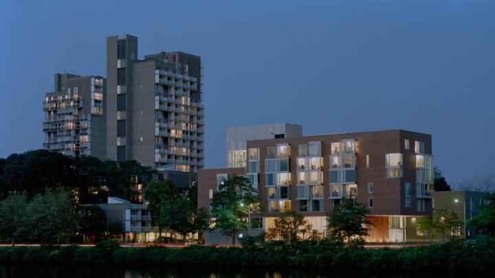 Photography courtesy of Kyu Sung Woo Architects Graduate Housing on Memorial Drive, Cambridge campus, 2007