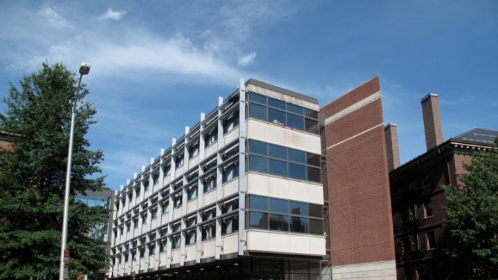 Photograph by Harvard Magazine/JC Maxwell-Dworkin, Cambridge campus, 1999 (<a href="http://harvardmagazine.com/1998/09/jhj.digs.html">Read more about the building construction</a>)
