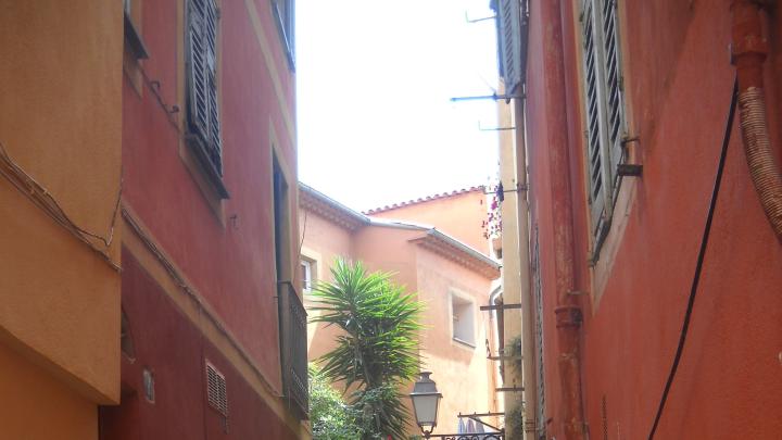A pathway in old Nice