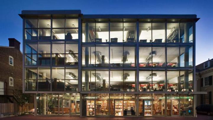 Photograph by courtesy of Paul Warchol/Samuel Anderson Architects 90 Mt. Auburn Street, Cambridge campus, 2006. (<a href="http://harvardmagazine.com/2001/03/not-building-by-the-book-html">Read more about the building construction</a>)