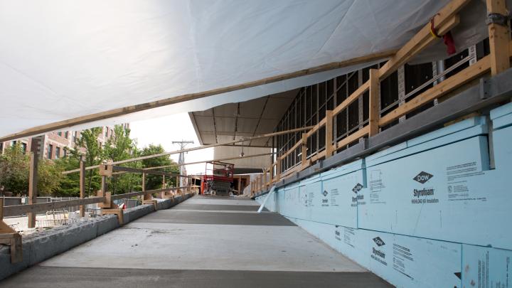 The Prescott Street side of the museum includes a ramp that is an extension of the reverse ogee curve that transects the adjacent Le Corbusier-designed Carpenter Center. Architect Renzo Piano has referred to this effect as “Le Corbusier putting his arm around the Fogg.”