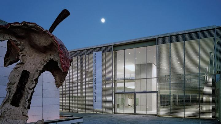 The gallery entrance from the north, dominated by Claes Oldenburg and Coosje van Bruggen’s <em>Apple Core</em> (1992) 