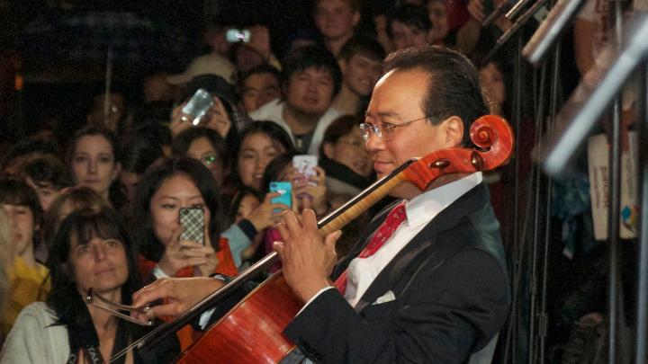 Yo-Yo Ma ’76 played part of Bach's first cello suite.