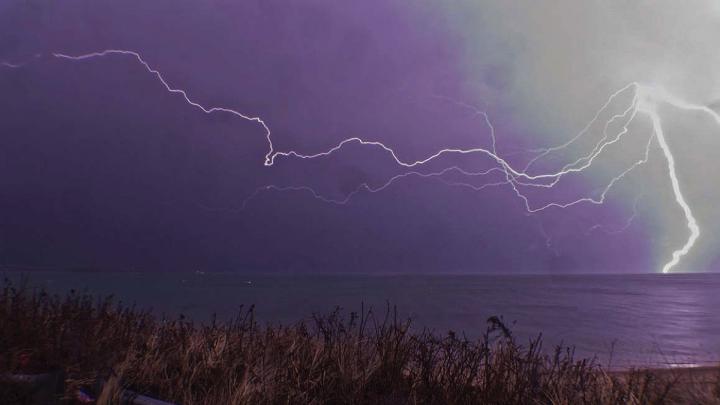 Late-winter thunderstorm atop snow in New England, February 2014